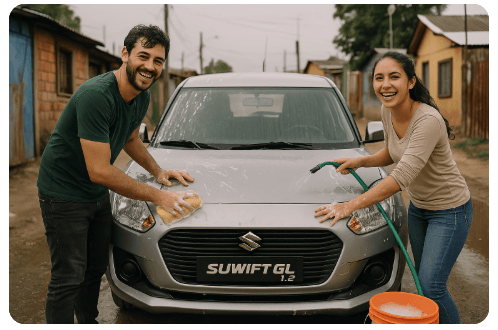 Pareja feliz con llave de su auto nuevo